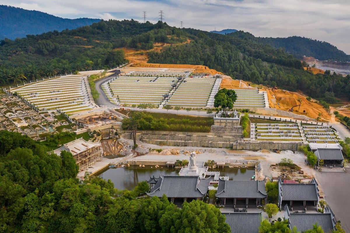 从空中看江南古镇建筑群和后面的福地