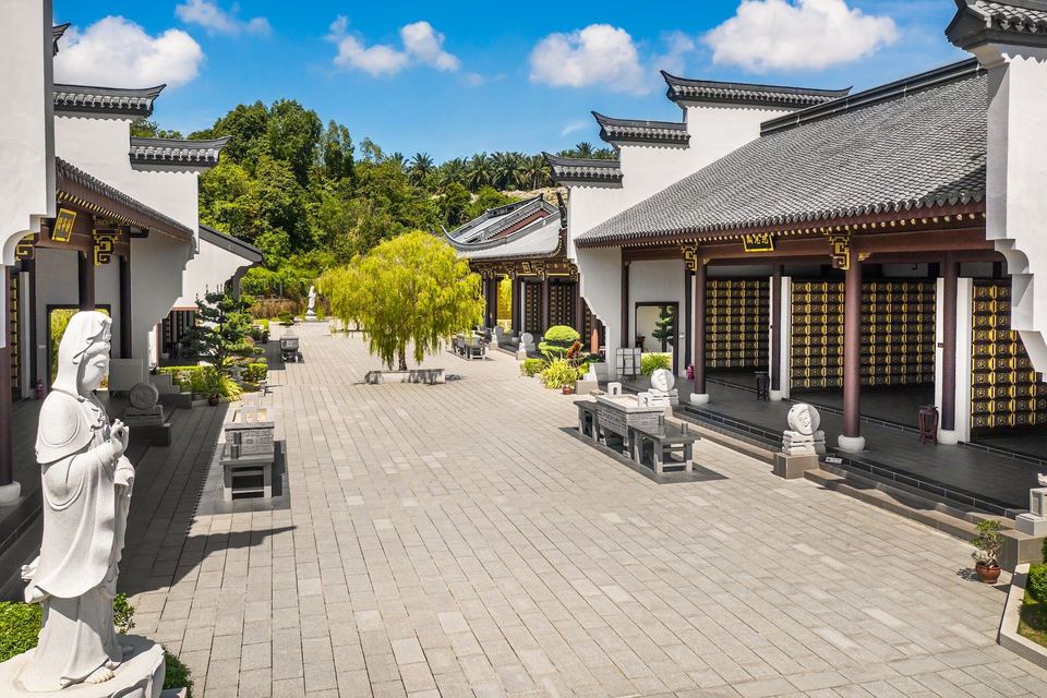 江南特色步行街,两旁是骨灰殿
